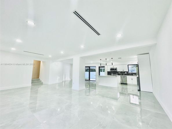 20 NE 135th St, North Miami FL 33161