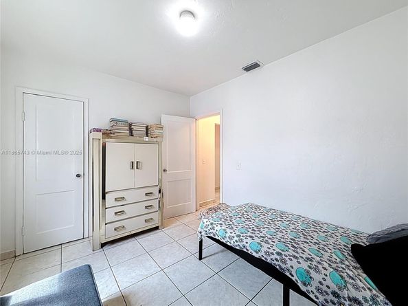 675 W 30th St, Hialeah FL 33012