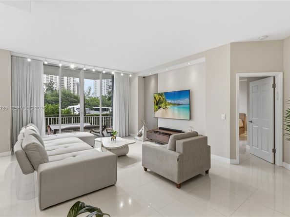 3500 Mystic Pointe Dr 104, Aventura FL 33180