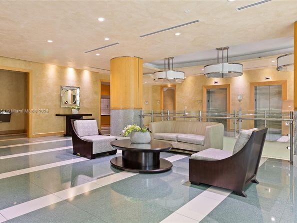 218 SE 14th St 2105, Miami FL 33131
