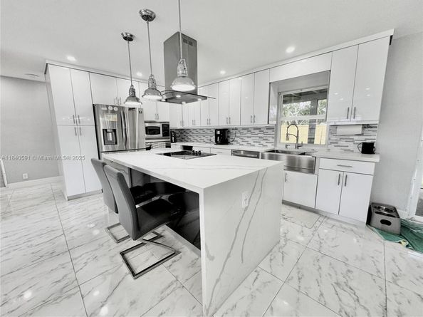 161 NW 46th Ter, Plantation FL 33317