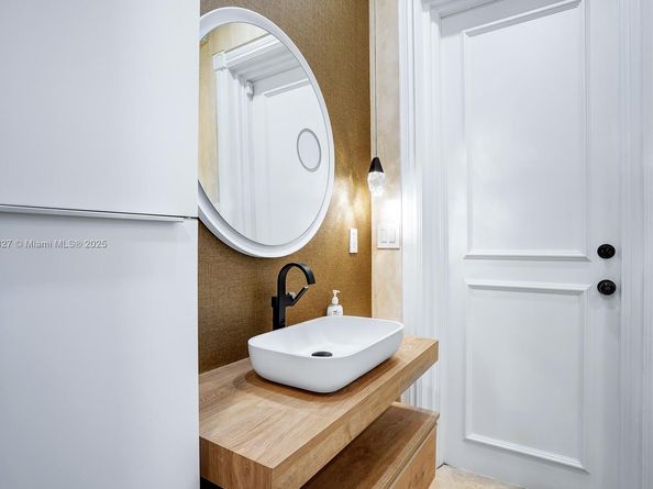 168 Fiesta Way, Fort Lauderdale FL 33301