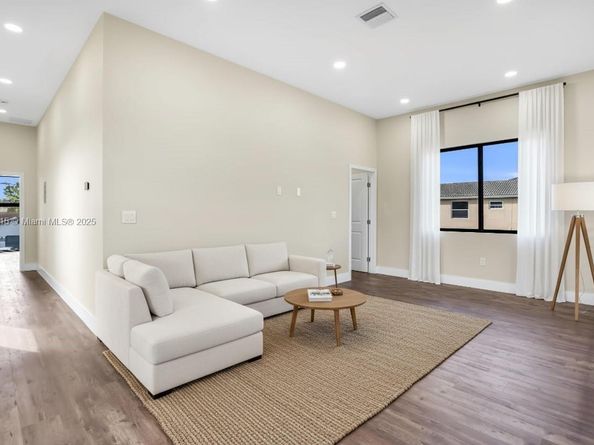 12061 NW 26th St, Plantation FL 33323