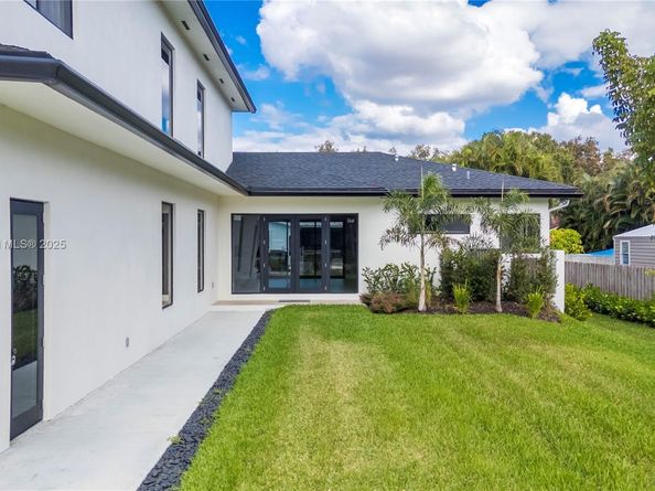 12061 NW 26th St, Plantation FL 33323