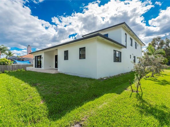 12061 NW 26th St, Plantation FL 33323