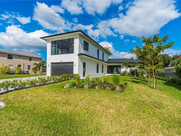 12061 NW 26th St, Plantation FL 33323