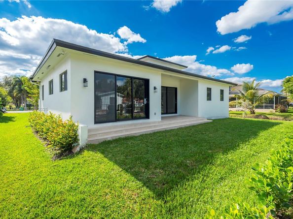 12061 NW 26th St, Plantation FL 33323