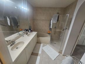 5483 NW 112th Pl, Doral FL 33178