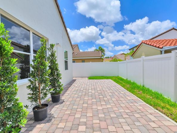 624 Stanton Dr, Weston FL 33326