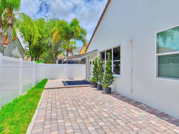 624 Stanton Dr, Weston FL 33326