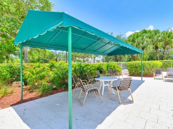 624 Stanton Dr, Weston FL 33326