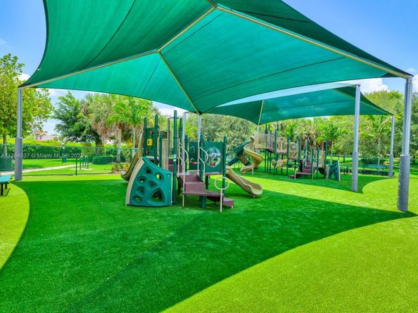 624 Stanton Dr, Weston FL 33326