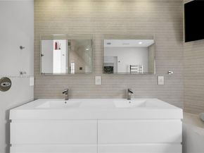 3015 NE 208th St, Aventura FL 33180