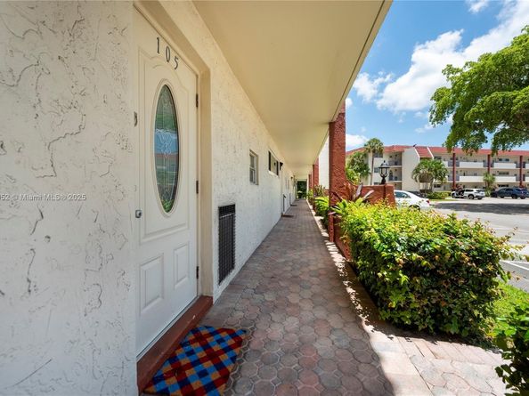 9823 S Hollybrook Lake Dr 105, Pembroke Pines FL 33025