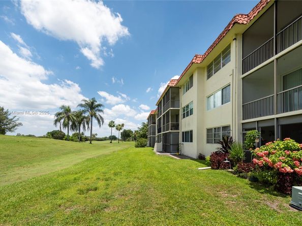 9823 S Hollybrook Lake Dr 105, Pembroke Pines FL 33025