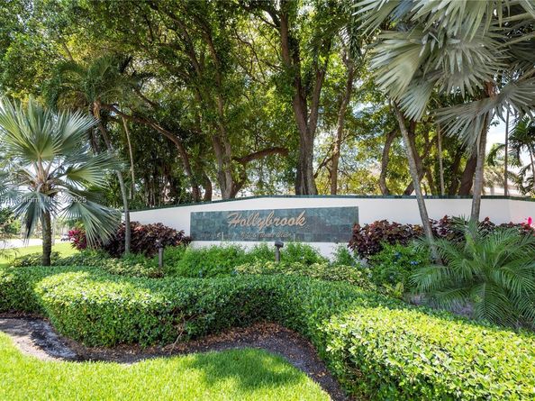 9823 S Hollybrook Lake Dr 105, Pembroke Pines FL 33025