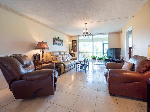 9823 S Hollybrook Lake Dr 105, Pembroke Pines FL 33025