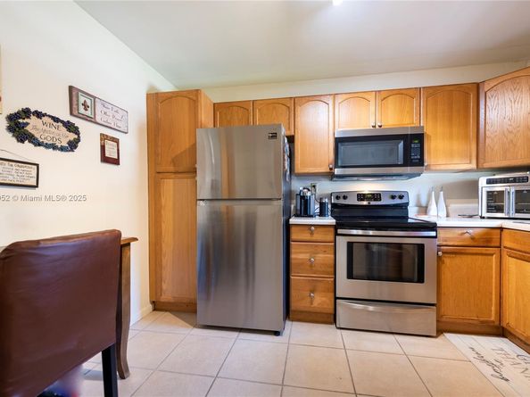 9823 S Hollybrook Lake Dr 105, Pembroke Pines FL 33025