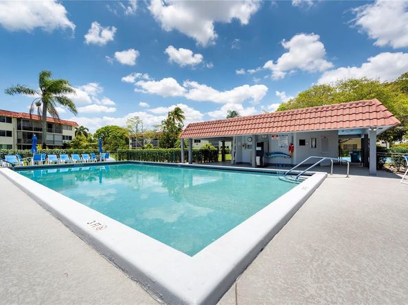 9823 S Hollybrook Lake Dr 105, Pembroke Pines FL 33025