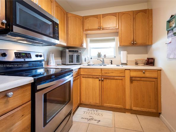 9823 S Hollybrook Lake Dr 105, Pembroke Pines FL 33025