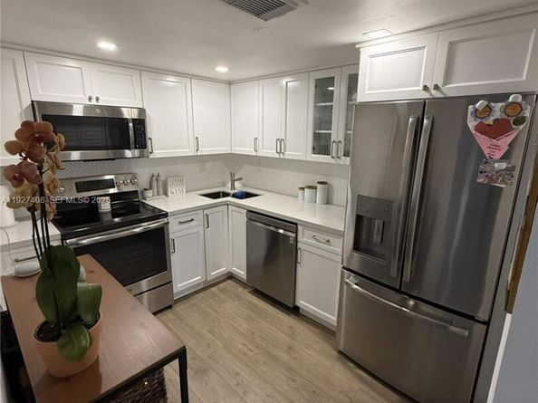 9001 SW 94th St 208, Miami FL 33176