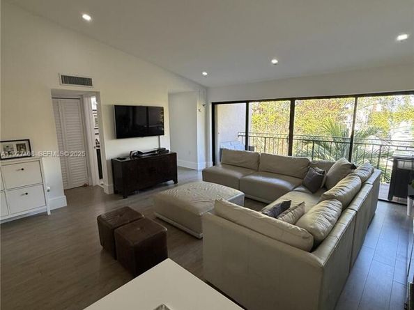 9001 SW 94th St 208, Miami FL 33176