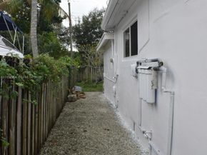 630 NE 165th St, Miami FL 33162