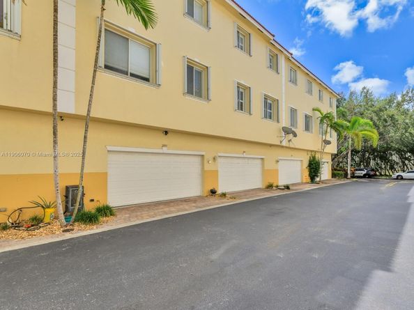 2891 S Greenleaf Cir, Boynton Beach FL 33426