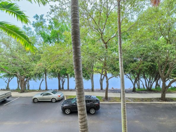 2891 S Greenleaf Cir, Boynton Beach FL 33426