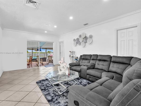 590 W 39th St, Hialeah FL 33012