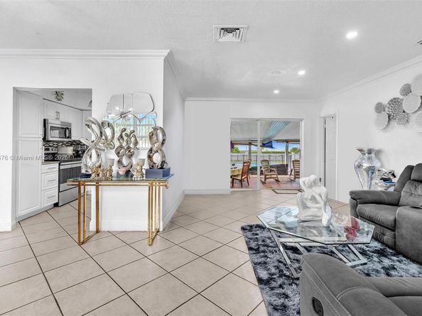 590 W 39th St, Hialeah FL 33012