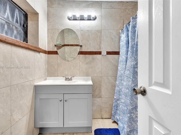 590 W 39th St, Hialeah FL 33012