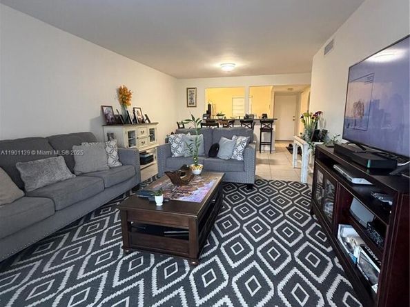 2850 Somerset Dr 202L, Lauderdale Lakes FL 33311