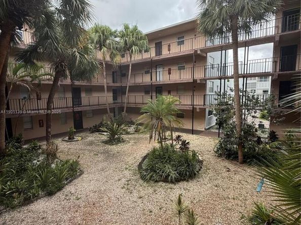 2850 Somerset Dr 202L, Lauderdale Lakes FL 33311