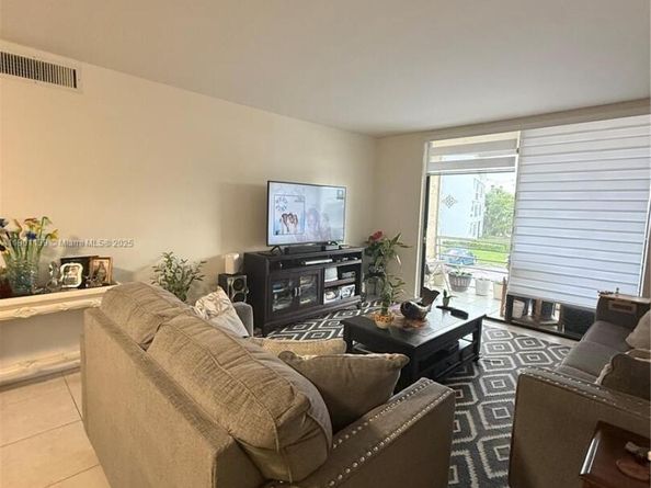 2850 Somerset Dr 202L, Lauderdale Lakes FL 33311