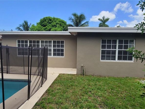 7160 NW 25 Ct, Sunrise FL 33313