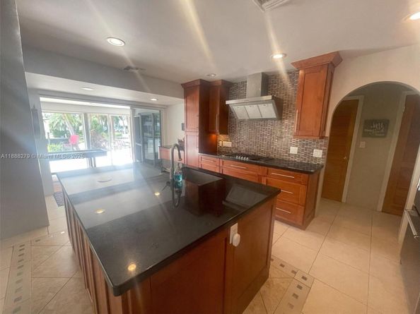 2740 NE 6th St, Pompano Beach FL 33062