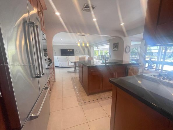 2740 NE 6th St, Pompano Beach FL 33062