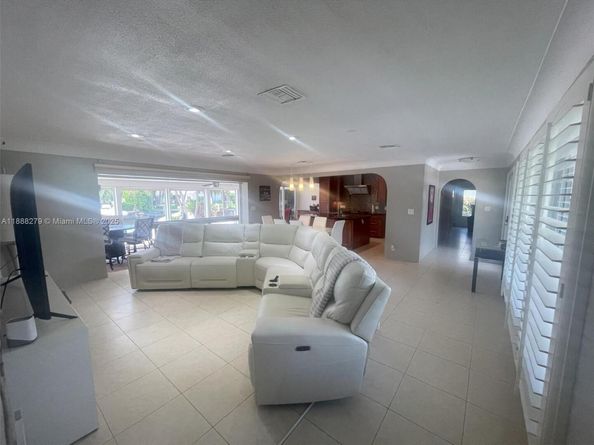 2740 NE 6th St, Pompano Beach FL 33062