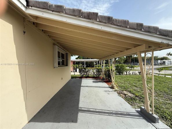 5654 NE 5th Ave, Oakland Park FL 33334