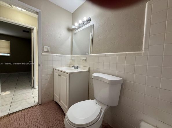 5654 NE 5th Ave, Oakland Park FL 33334