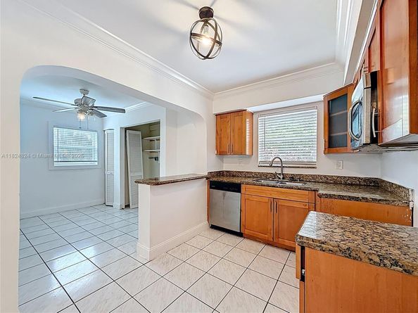 6464 Mcclellan St, Hollywood FL 33024