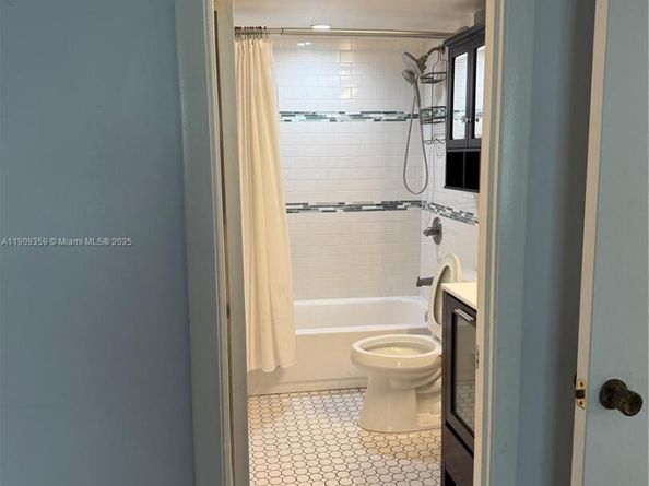 8411 NW 8th St 203, Miami FL 33126