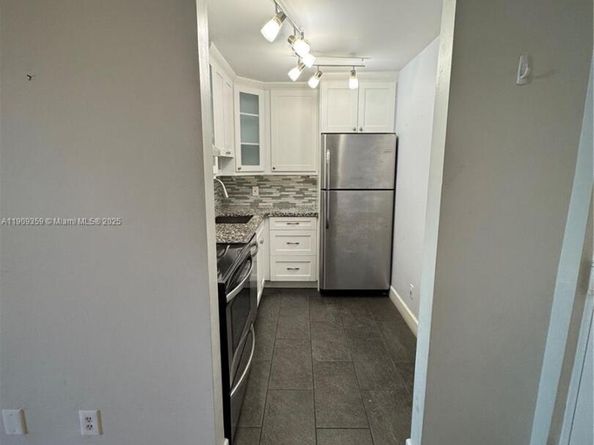 8411 NW 8th St 203, Miami FL 33126