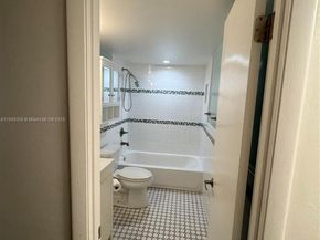 8411 NW 8th St 203, Miami FL 33126