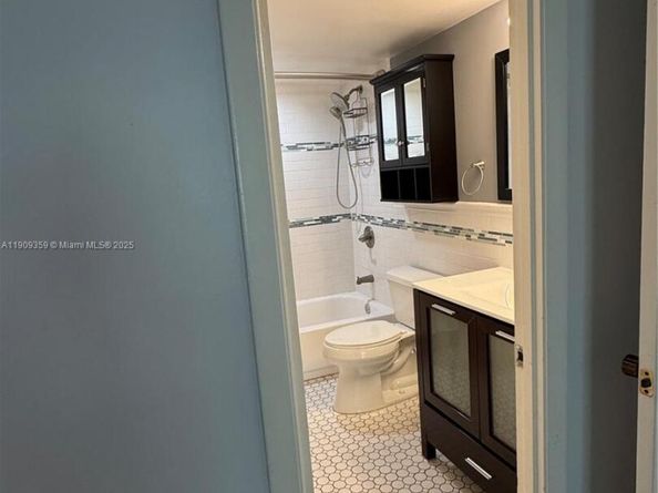 8411 NW 8th St 203, Miami FL 33126