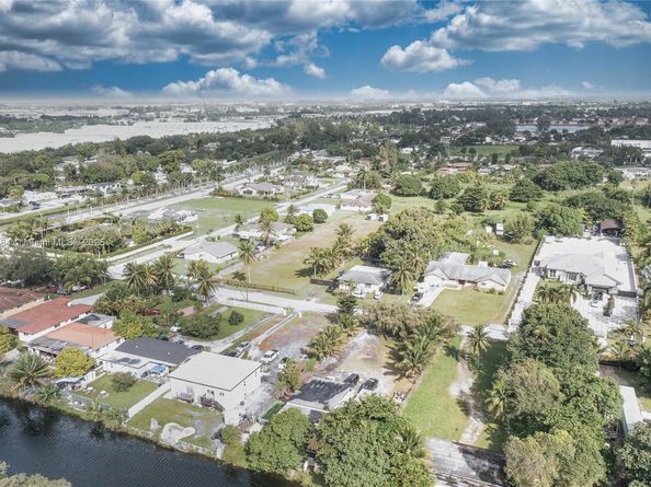 2020 NW 107th St, Miami FL 33167