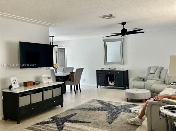 6121 SW 16th St, Plantation FL 33317