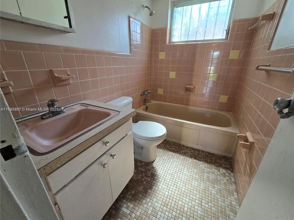 70 NW 77th St 11, Miami FL 33150