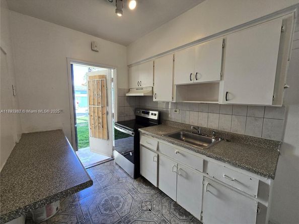 70 NW 77th St 11, Miami FL 33150